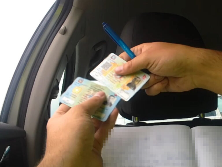Zatrzymano Nepala za 75 km/h i fałszywe prawo jazdy - Drogówka