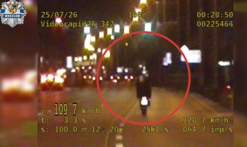 Motocyklista pojechał 109 km/h na jednym kole – 3000 zł kary - Drogówka