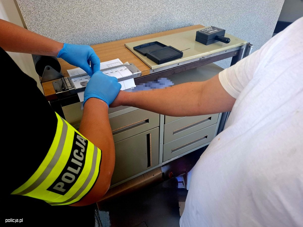Zatrzymał 30‑latka za znęcanie się nad psem i narkotyki - Drogówka