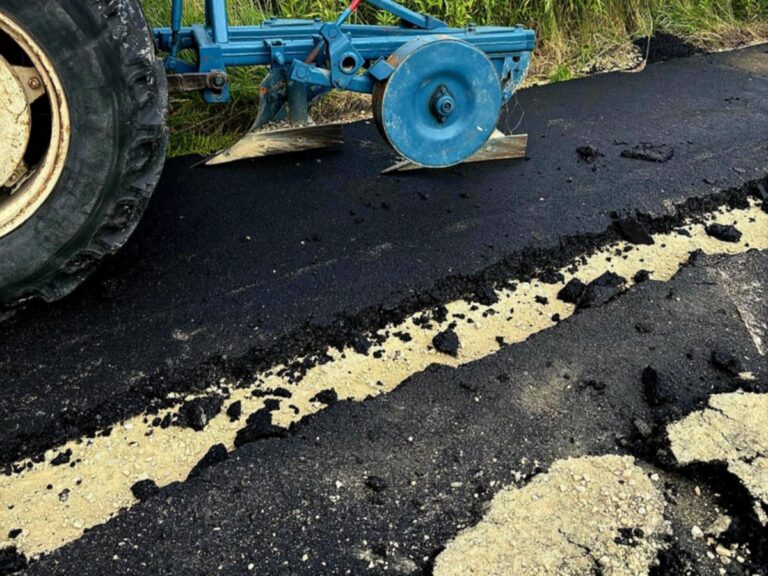 Ciągnik zniszczył nową nawierzchnię w Gliwicach - Drogówka
