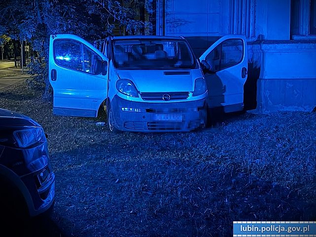 Uciekinier w Lubinie zatrzymany po pościgu w kradzionym Oplu - Akcje Służb