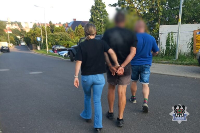 Zatrzymano 32-latka z trzema listami gończymi w Wałbrzychu - Drogówka