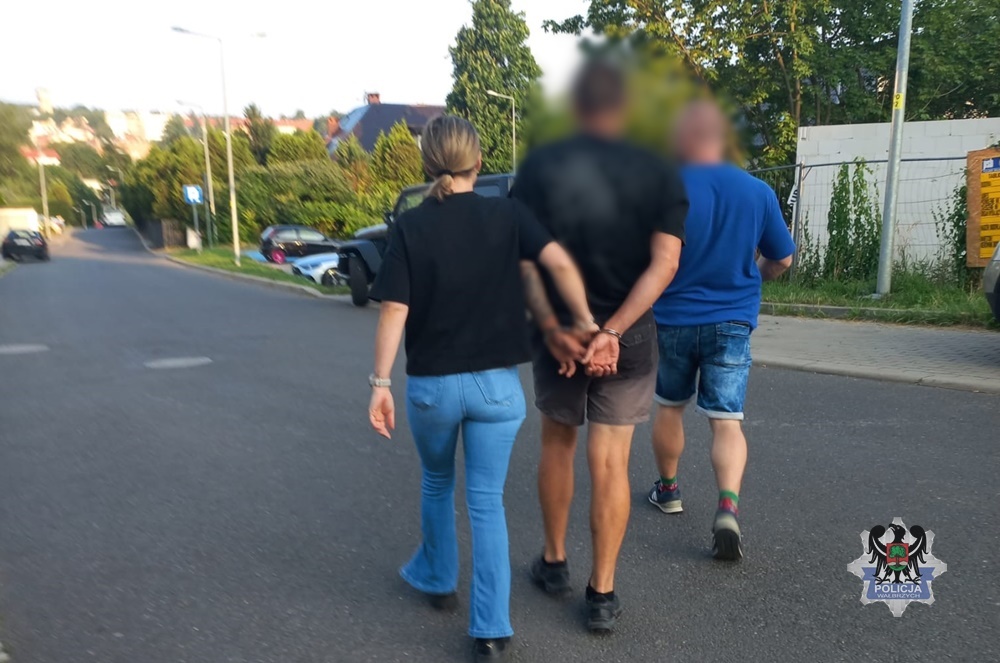 Zatrzymano 32-latka z trzema listami gończymi w Wałbrzychu - Drogówka
