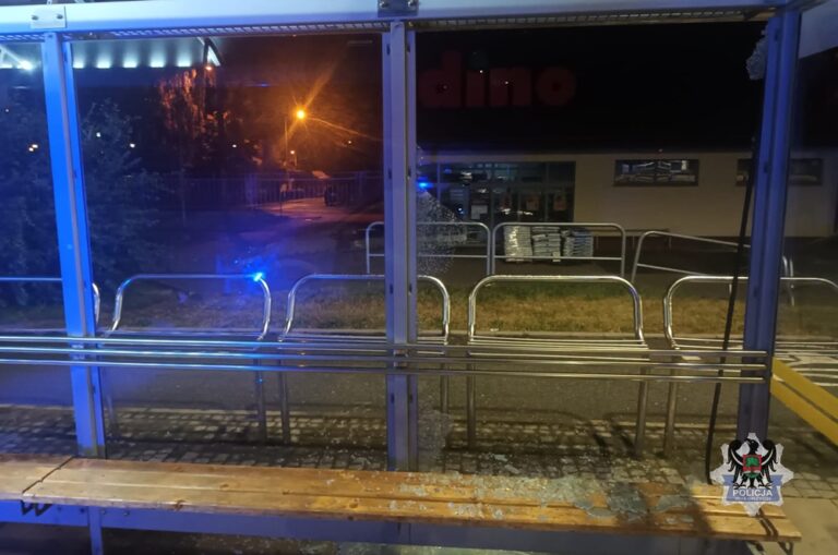 Zdemolował wiatę przystankową na Szczawienku – pijany mężczyzna - Drogówka