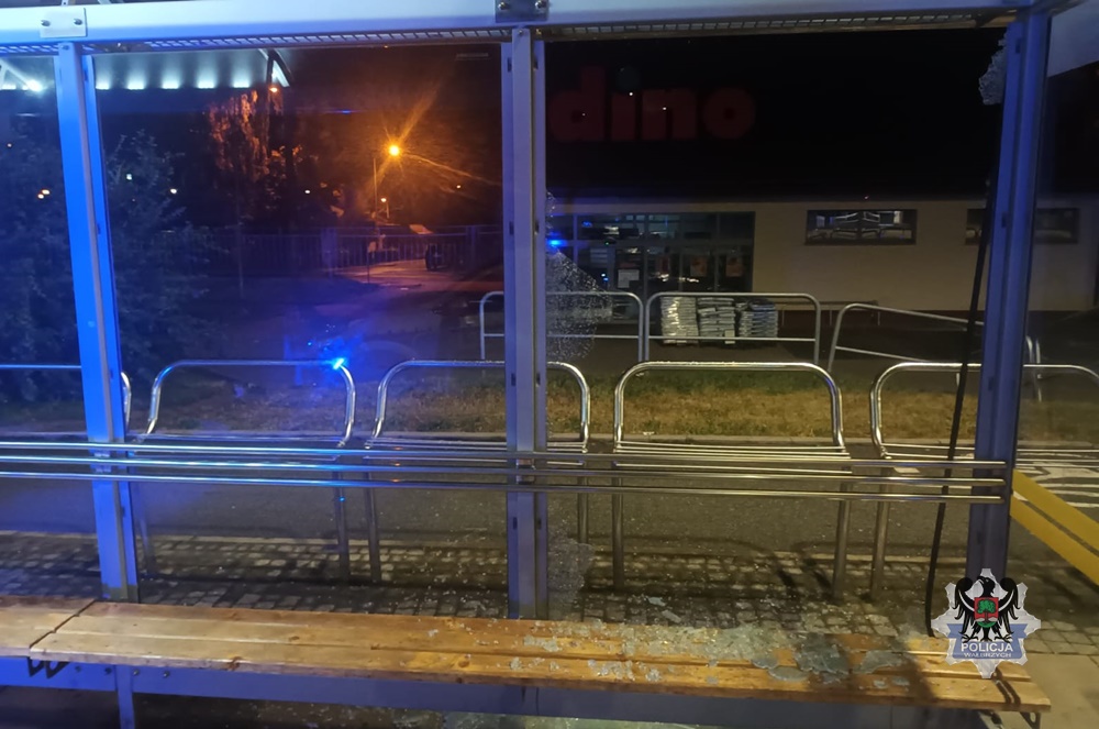 Zdemolował wiatę przystankową na Szczawienku – pijany mężczyzna - Drogówka