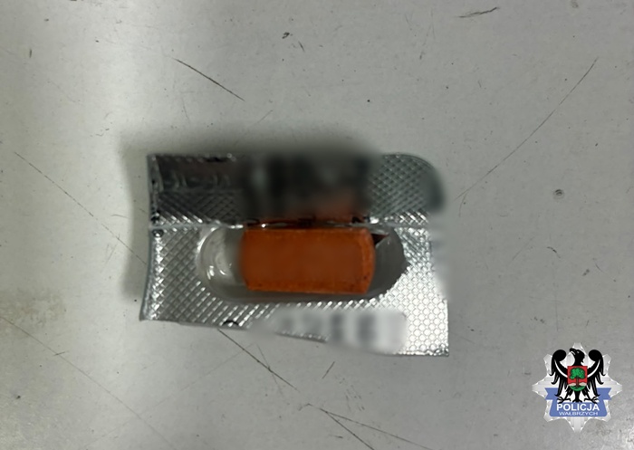 Zatrzymano 50-latka z tabletką MDMA – grozi 3 lata więzienia - Drogówka