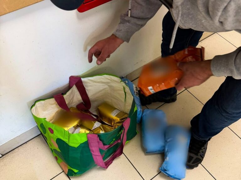 Policja w Ząbkowicach zatrzymała dwóch kradnących kawę - Drogówka