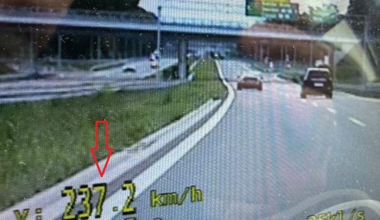Kierowca z 237 km/h ukarany mandatem 2500 zł - Drogówka