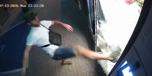 Policja Wrocław poszukuje włamywacza niszczącego kwiatomaty - Kradzieże