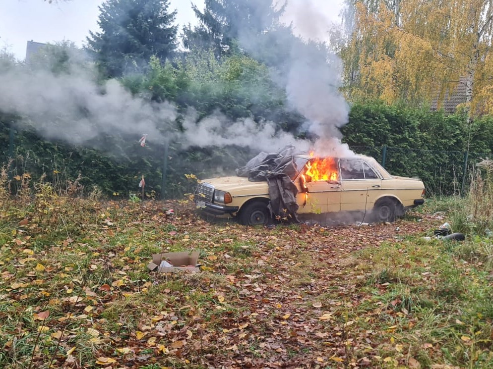 Policjanci ugasili płonący samochód na Skorupach - Drogówka
