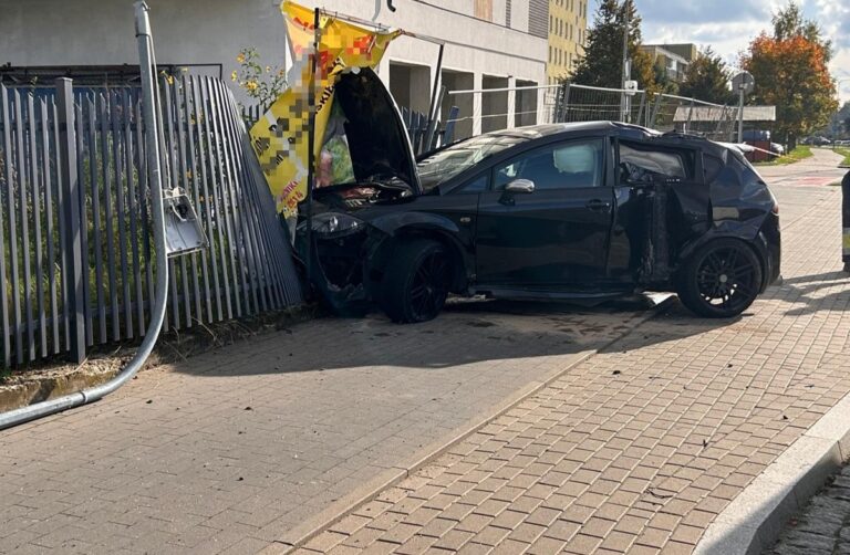 Kierowca w Ełku wjechał w ogrodzenie szkoły, stracił prawo - Drogówka