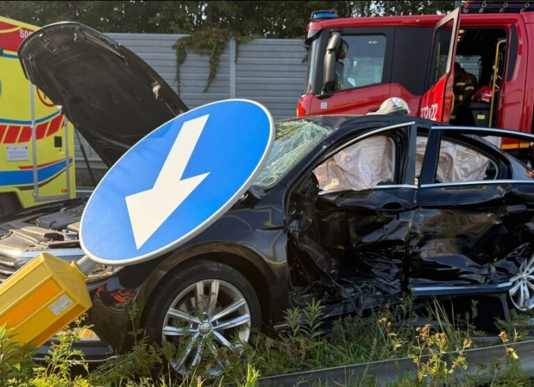 Peugeot wjechał na czerwone – Passat zakleszczony - Wypadki i Kolizje
