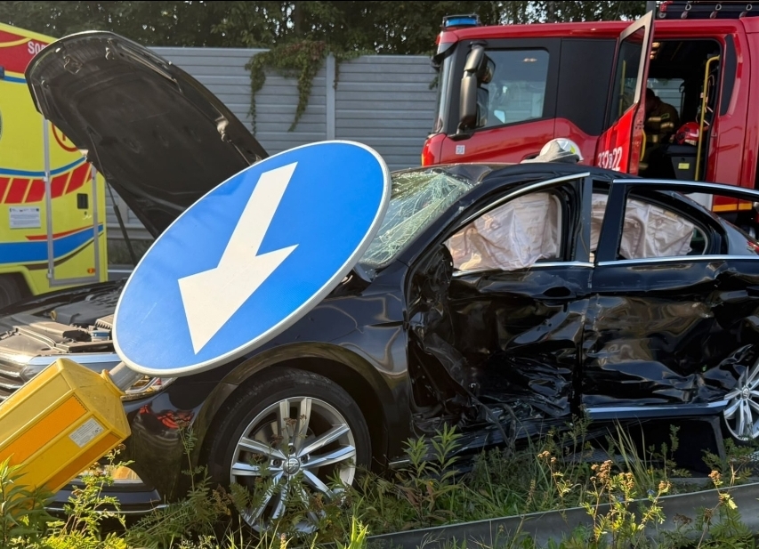 Peugeot wjechał na czerwone – Passat zakleszczony - Wypadki i Kolizje