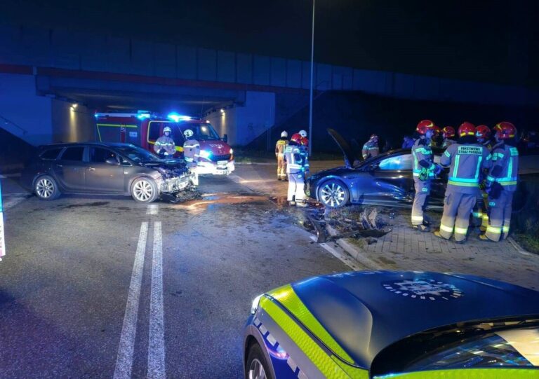 Zderzyły się Tesla i Opel w Mleczkowie – dwie osoby w szpitalu - Wypadki i Kolizje