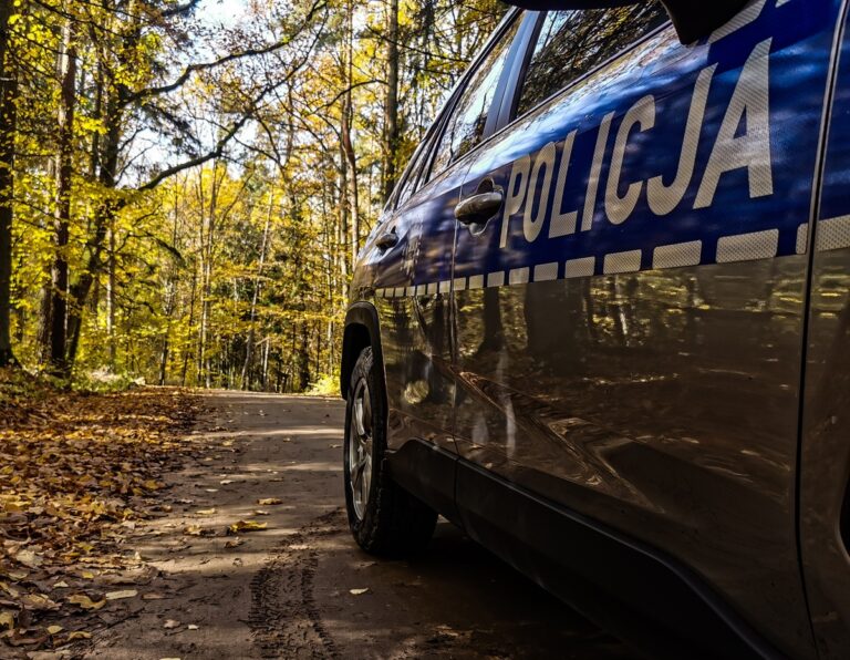 Policjanci odnaleźli zagubioną seniorkę w lesie Turośń Kościelna - Drogówka