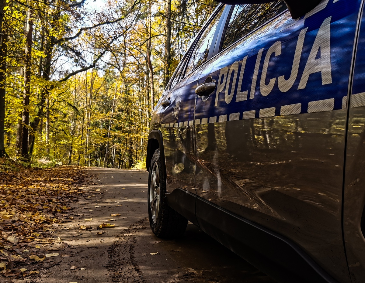 Policjanci odnaleźli zagubioną seniorkę w lesie Turośń Kościelna - Drogówka