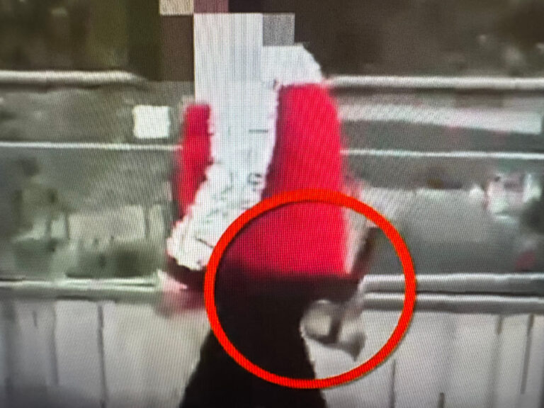 Policjant zatrzymał w autobusie mężczyznę z siekierą - Drogówka