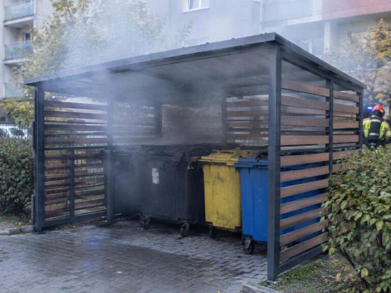 Zatrzymano 28-latka za kradzież i podpalenie wiat śmietnikowych - Kradzieże