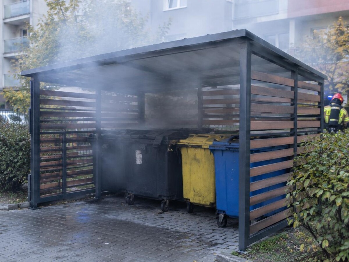 Zatrzymano 28-latka za kradzież i podpalenie wiat śmietnikowych - Kradzieże